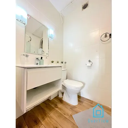 World - 10 Minutes To Old Town & Seaside Rum i privatbostad Gdańsk